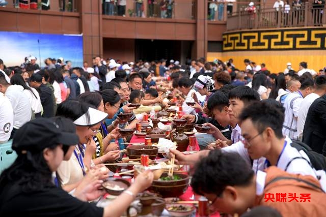 贵州赫章县近10万名游客和彝族同胞齐聚一堂庆祝火把节