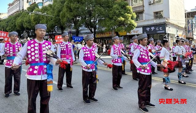 丹寨非遗盛装巡游展演，少数民族服饰的独特魅力展现得淋漓尽致