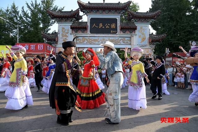 “中国的世界级高音天王”——春雷老师来人民公园啦，“阿西里西”跳起来，“彝迪”蹦起来  “自然凉.毕燃嗨”