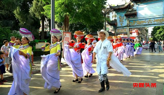 “中国的世界级高音天王”——春雷老师来人民公园啦，“阿西里西”跳起来，“彝迪”蹦起来  “自然凉.毕燃嗨”