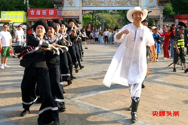 “中国的世界级高音天王”——春雷老师来人民公园啦，“阿西里西”跳起来，“彝迪”蹦起来  “自然凉.毕燃嗨”